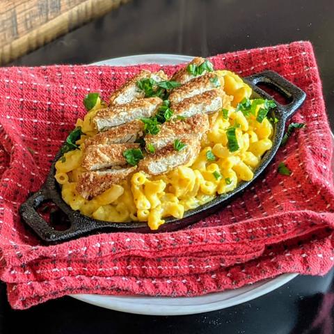 VEGAN MAC N' CHEEZ WITH PLANT BASED CHICK'N 