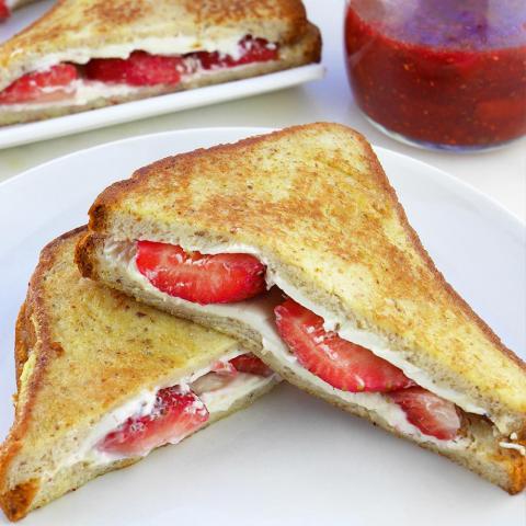 STRAWBERRIES AND CREAM FRENCH TOAST