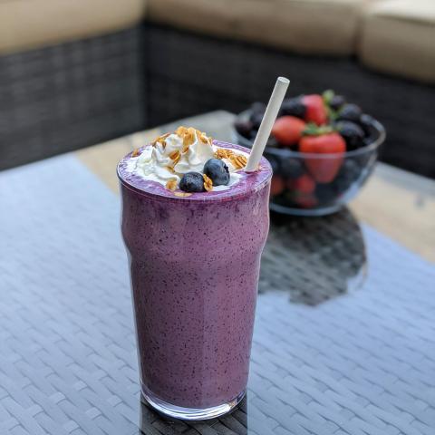 BERRY GRANOLA BREAKFAST SMOOTHIE
