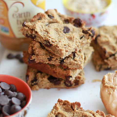 PEANUT BUTTER CHOCOLATE CHIP BLONDIES WITH PROTEIN-PACKED CHICKPEAS