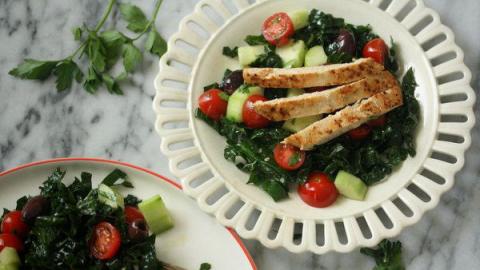 KALE GREEK SALAD WITH CHICK'N